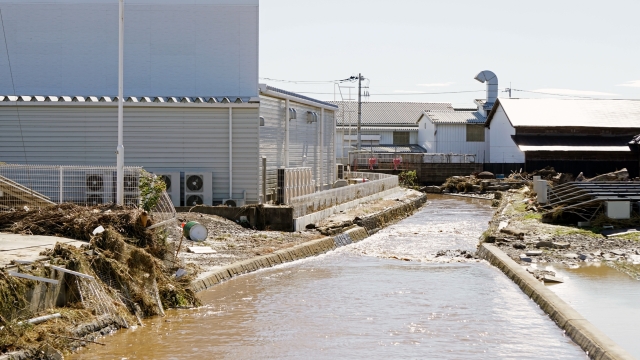 工場・施設の水害対策をしましょう。解決ファクトリーの水害対策では止水版「BOXWALL」を紹介しています。