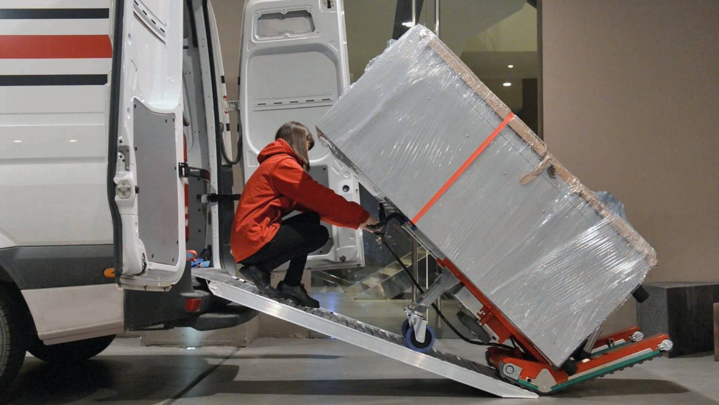 女性一人でも問題なし 大きな荷物を持ち運ぶ階段昇降機 日本の工場を元気にする 解決ファクトリー